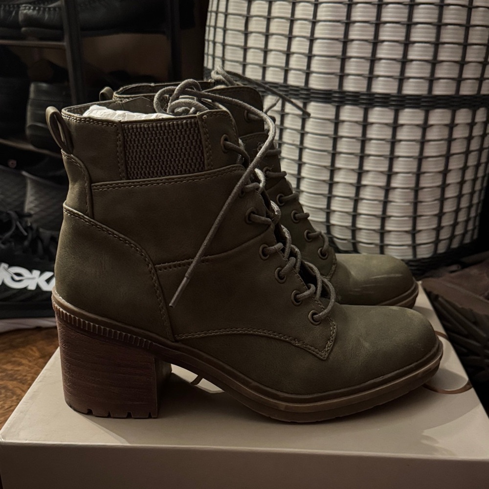 Women's Lace-Up Chunky Heel Ankle Boots - Olive
